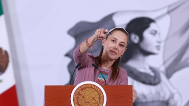 La presidenta de México, Claudia Sheinbaum, habla en una rueda de prensa este miércoles, en el Palacio Nacional de Ciudad de México. Foto: EFE/Mario Guzmán