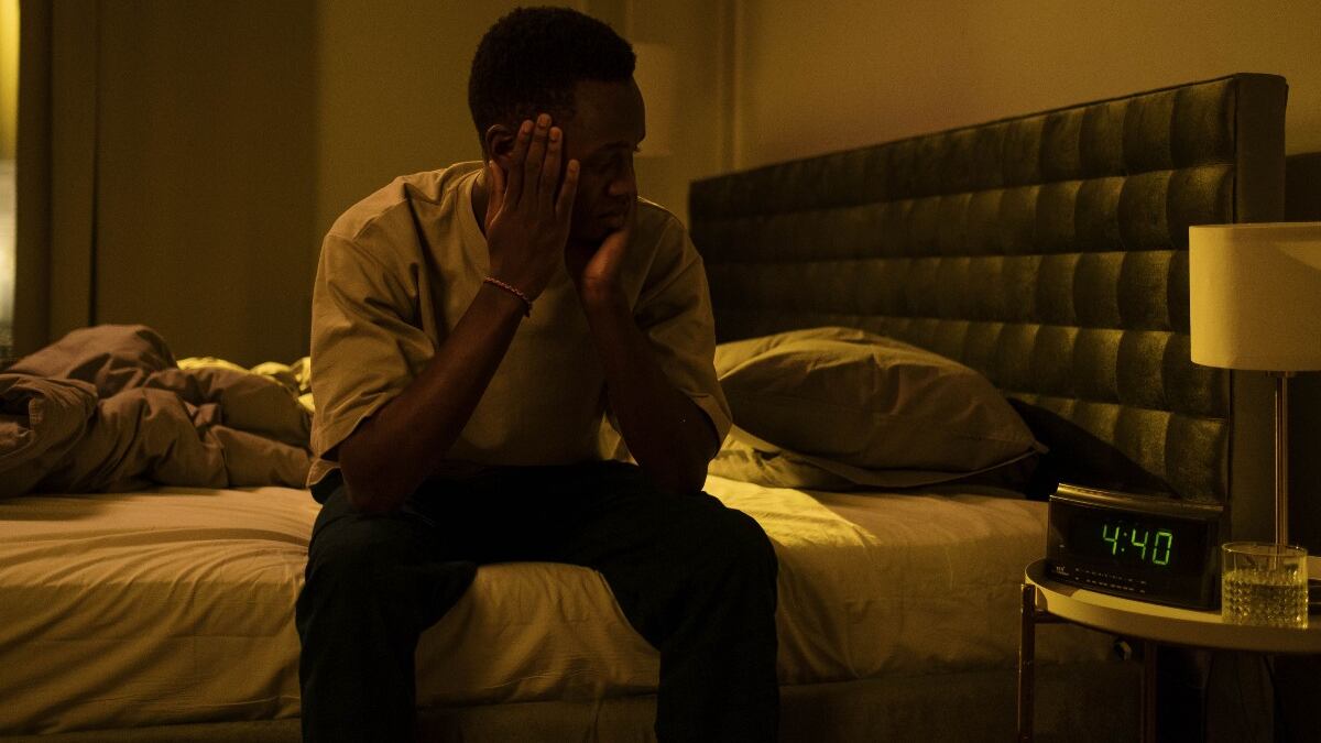 Despertarse a las 3 a. m. con la cabeza llena de preocupaciones: por qué pasa y cómo volver a dormir