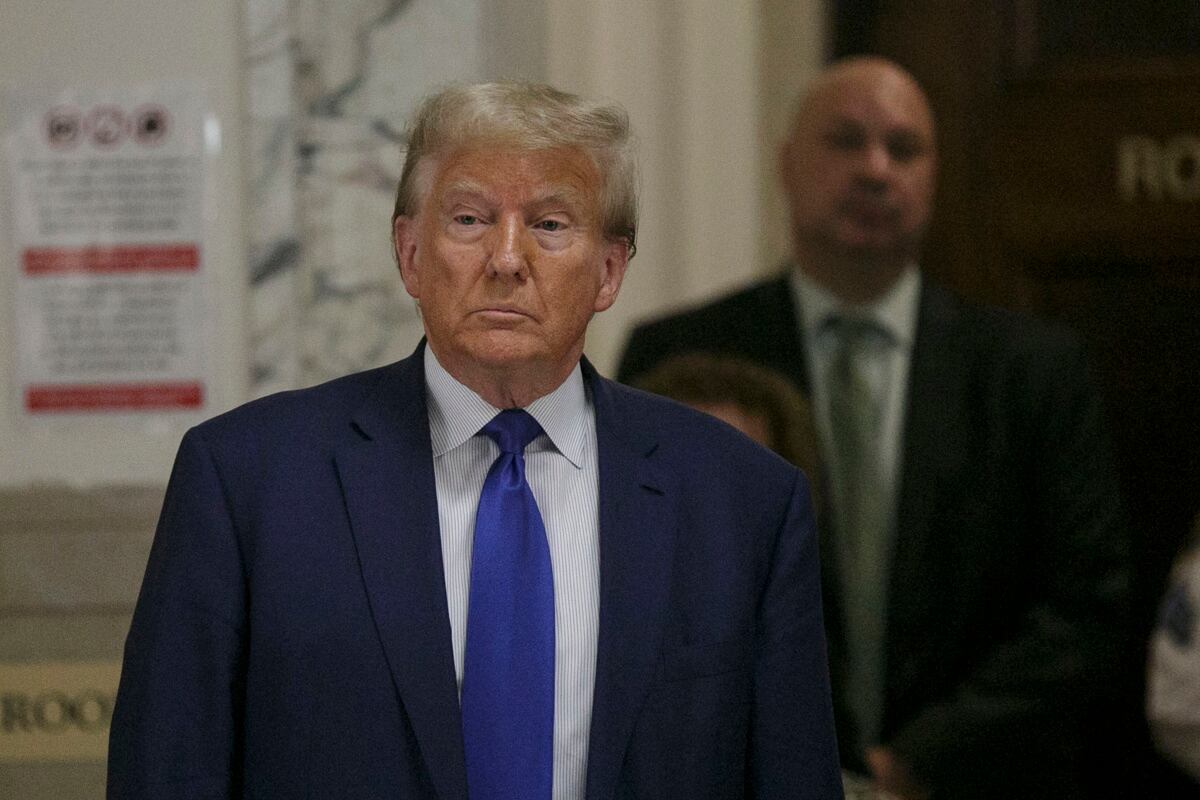 El expresidente estadounidense Donald J. Trump habla con la prensa durante su juicio por fraude civil en Nueva York, Nueva York, EE.UU. (Foto de EFE/EPA/SARAH YENESEL)
