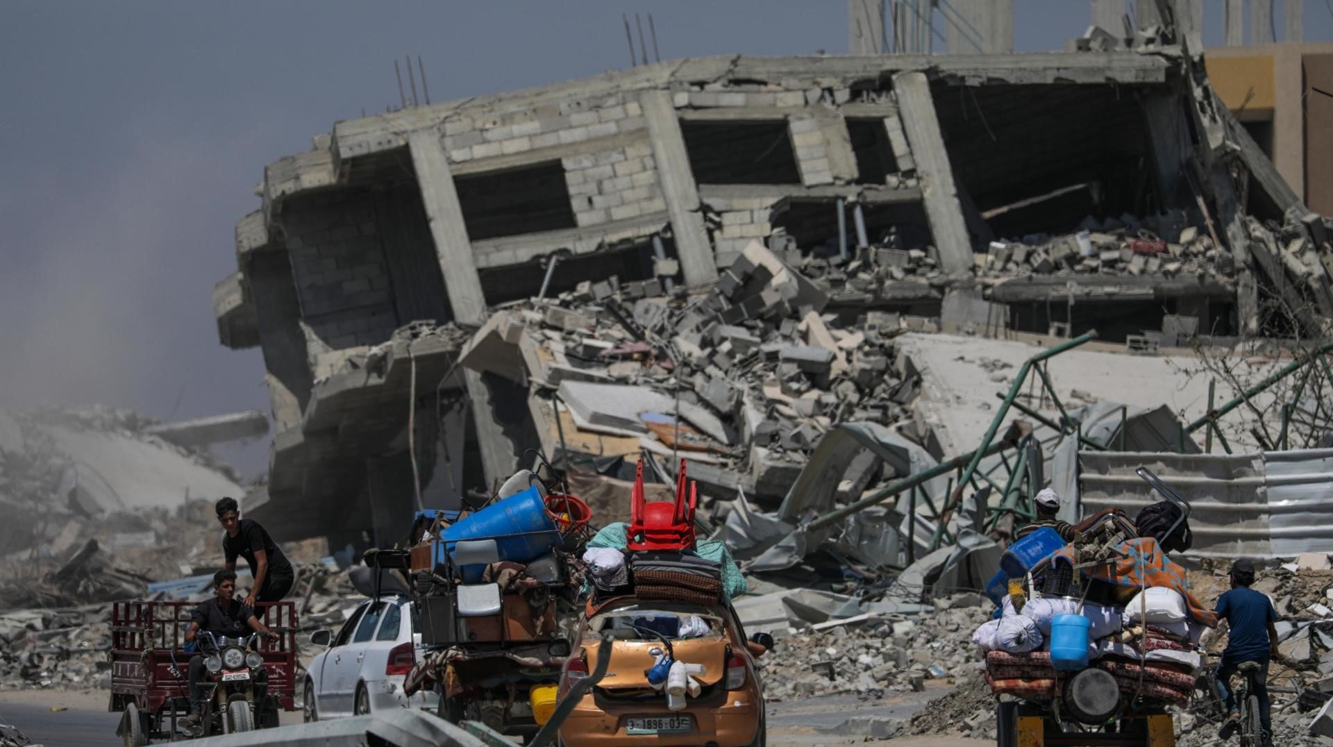 Los palestinos desplazados internos salen con sus pertenencias tras una orden de evacuación emitida por el ejército de Israel en Khan Younis, al sur de la Franja de Gaza, el 2 de julio de 2024. (EFE/EPA/MOHAMMED SABLE).