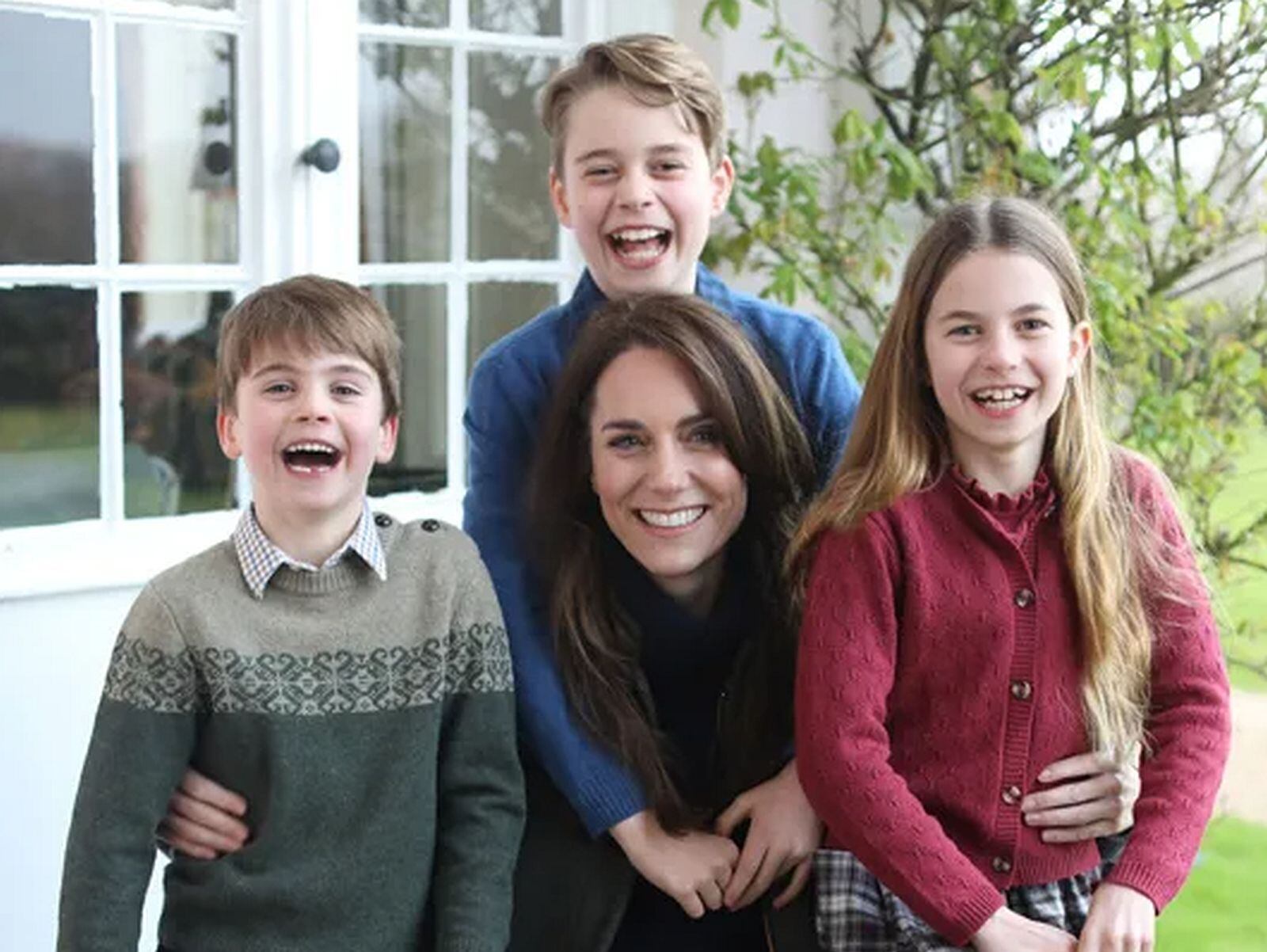 Lo que se presentó como un bonito retratro familiar de Catalina de Gales con sus hijos terminó en polémica. (Foto: @KensingtonRoyal / X)