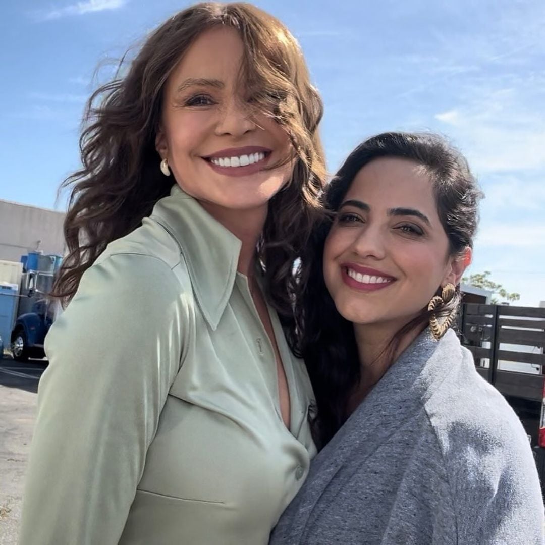 Nicole Santamaría al lado de Sofía Vergara, actriz con la que coincidió en las grabaciones de la serie "Griselda" de Netflix (Foto: @nicolesantamaria / Instagram)