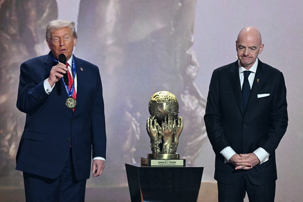 (De izq. a der.) El presidente de Estados Unidos, Donald Trump, habla junto al presidente de la FIFA, Gianni Infantino, tras recibir el Premio de la Paz de la FIFA durante el sorteo de la Copa Mundial de Fútbol de la FIFA 2026, que se celebrará en Estados Unidos, Canadá y México, en el Kennedy Center, en Washington, DC, el 5 de diciembre de 2025. (Foto de Jim WATSON / AFP)