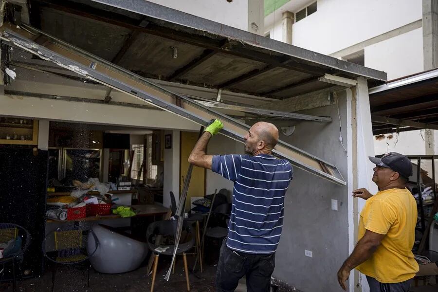 Trabajadores gubernamentales limpian escombros de una casa afectada tras ataque de EE.UU., este martes, en Caracas (Venezuela). EFE/ Miguel Gutiérrez
