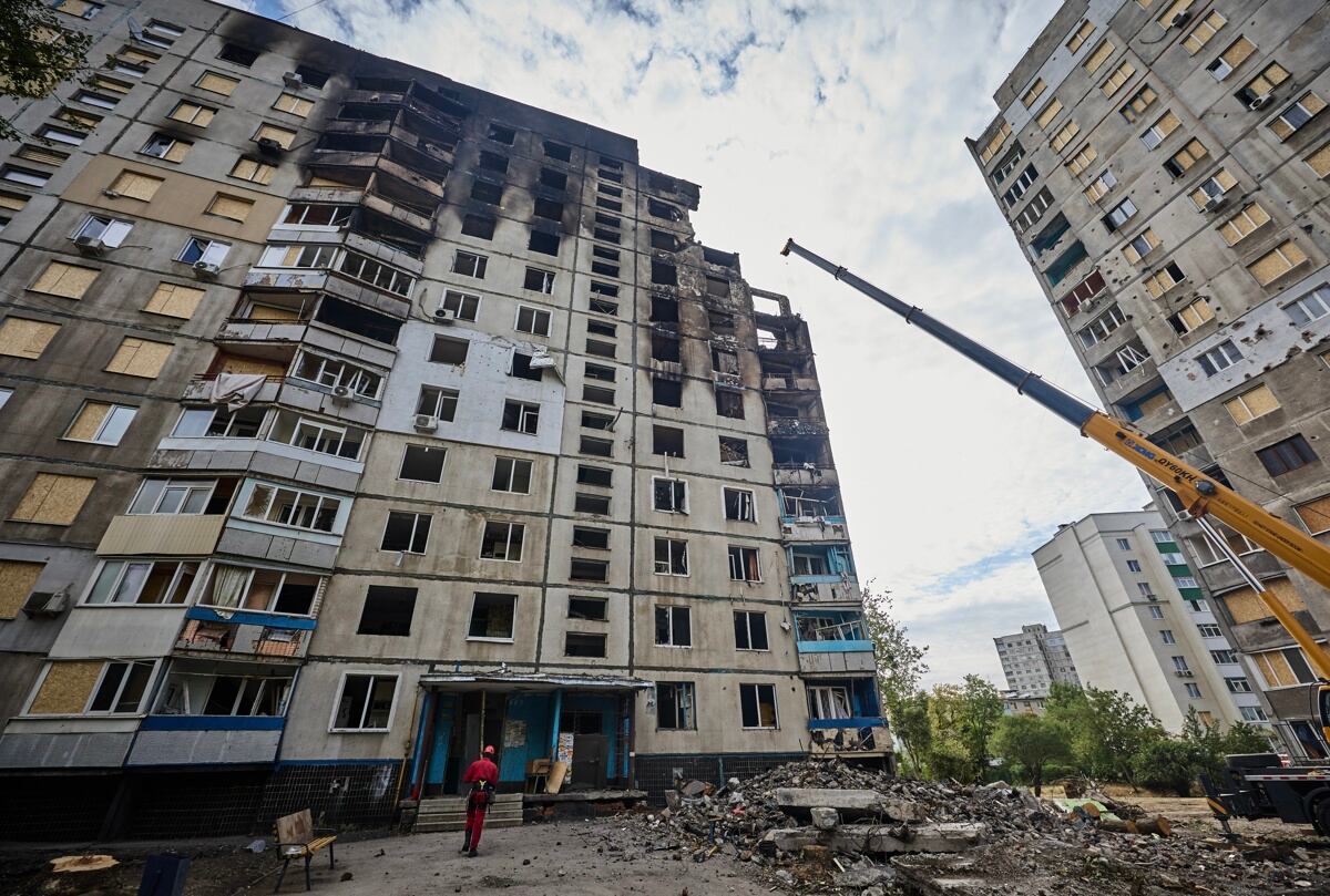 Járkov (Ucrania), 09/02/2024.- Un edificio residencial de 12 plantas, dañado por un ataque con misiles, se encuentra cerca de una escuela subterránea durante el inicio del nuevo año escolar, conocido como el "Día del Conocimiento", en Járkov (Ucrania), el 2 de setiembre de 2024, en medio de la invasión rusa. En el tercer año escolar desde que comenzó la guerra con Rusia, la mayoría de las escuelas en Ucrania reanudaron sus actividades el 2 de septiembre, excepto las de los territorios cercanos a las líneas del frente, que implementarán la enseñanza en línea. El Día del Conocimiento se celebra anualmente el 1 de septiembre como la fecha tradicional de inicio del nuevo año escolar, principalmente en las ex repúblicas soviéticas. (Rusia, Ucrania) EFE/EPA/SERGEY KOZLOV