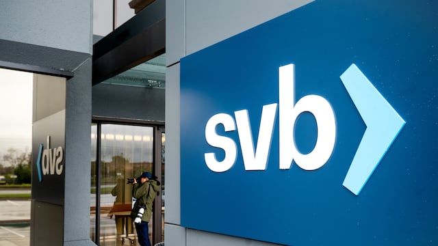 Wall Street cae en tanto colapso de SVB alimenta temores de contagio bancario