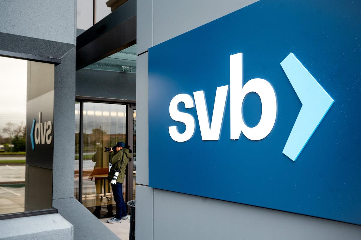 Un letrero cuelga en la sede de Silicon Valley Bank en Santa Clara, California. (Foto: AFP)