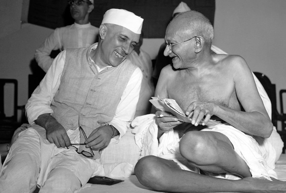 Jawaharlal Nehru bromea con Mahatma Gandhi (Bombay, 6 de julio de 1946). | Crédito: Max Desfor (1913- 2018) for Associated Press
