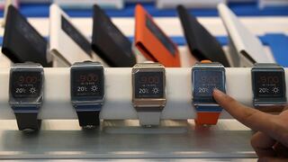 Swatch espera con Apple a que crezca el mercado de los relojes inteligentes