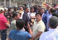 Alcaldes protestan frente a Palacio por más de 2,700 obras paralizadas