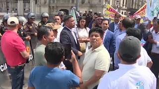 Alcaldes protestan frente a Palacio por más de 2,700 obras paralizadas