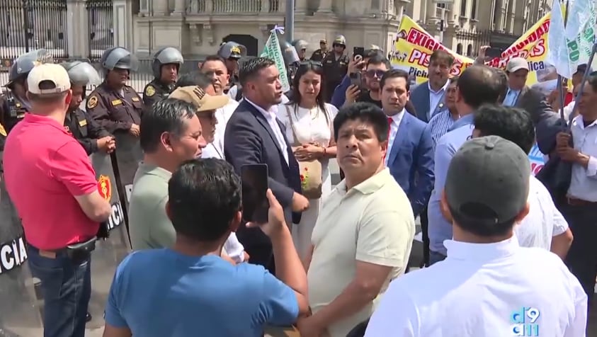 Protesta de alcaldes en los exteriores de Palacio de Gobierno. Foto: Captura Canal N.