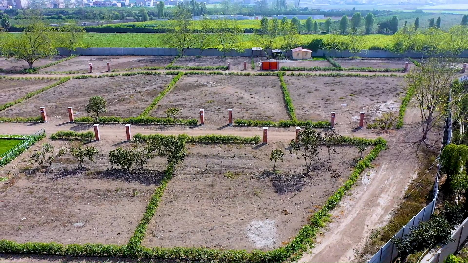 En su unidad de negocio inmobiliario, la empresa opera con la compra de terrenos por hectáreas para desarrollar lotizaciones horizontales.