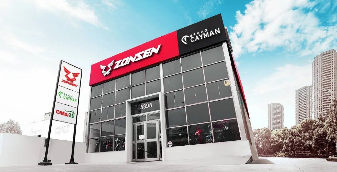 Grupo Cayman opera a través de tres canales de distribución: 17 tiendas propias, 86 concesionarios afiliados y dos distribuidores estratégicos, Integra Retail y Grupo EFE.