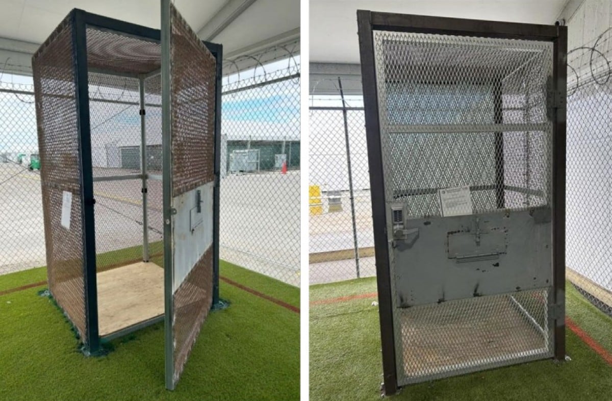 Esta imagen facilitada por la Oficina del Inspector General del Departamento de Seguridad Nacional de EE.UU. el 11 de septiembre de 2026 muestra pequeños recintos metálicos etiquetados como "celdas de retención", el 21 de enero de 2026, en el Centro de Detención del Sur de Florida —conocido también como "Alligator Alcatraz"—, en Ochopee, Florida. Según un nuevo informe, los detenidos en este centro de inmigración de Florida —ya clausurado y apodado "Alligator Alcatraz"— fueron recluidos en ocasiones en jaulas metálicas del tamaño de cabinas telefónicas. (Foto facilitada por la Oficina del Inspector General del Departamento de Seguridad Nacional de EE. UU. / AFP)