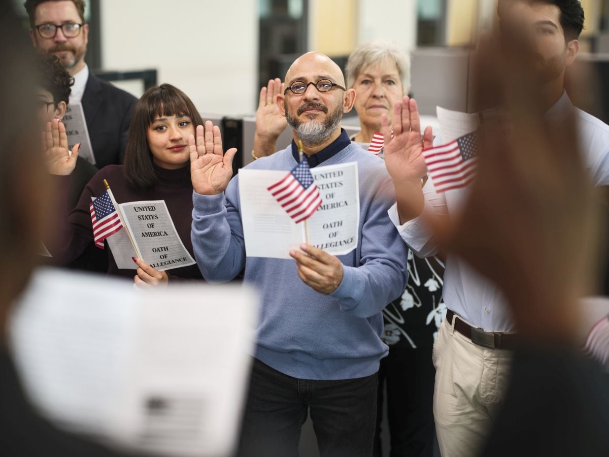 Algunos inmigrantes pueden rendir el examen de ciudadanía sin presentar la prueba de inglés, según USCIS. | Crédito: O2O Creative / iStock