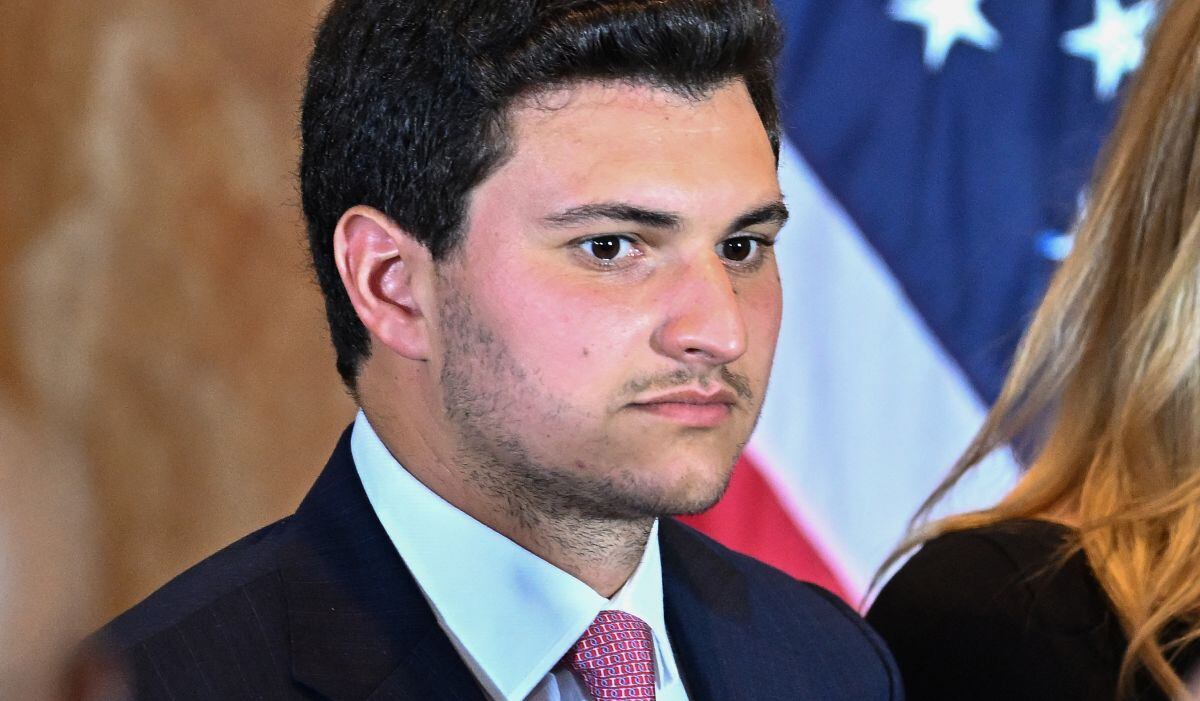 Michael Boulos en la conferencia de prensa de Donald Trump luego de su comparecencia ante el tribunal por un presunto pago de "dinero secreto", en su finca Mar-a-Lago en Palm Beach, Florida, el 4 de abril de 2023 ( Foto: Chandan Khanna / AFP)