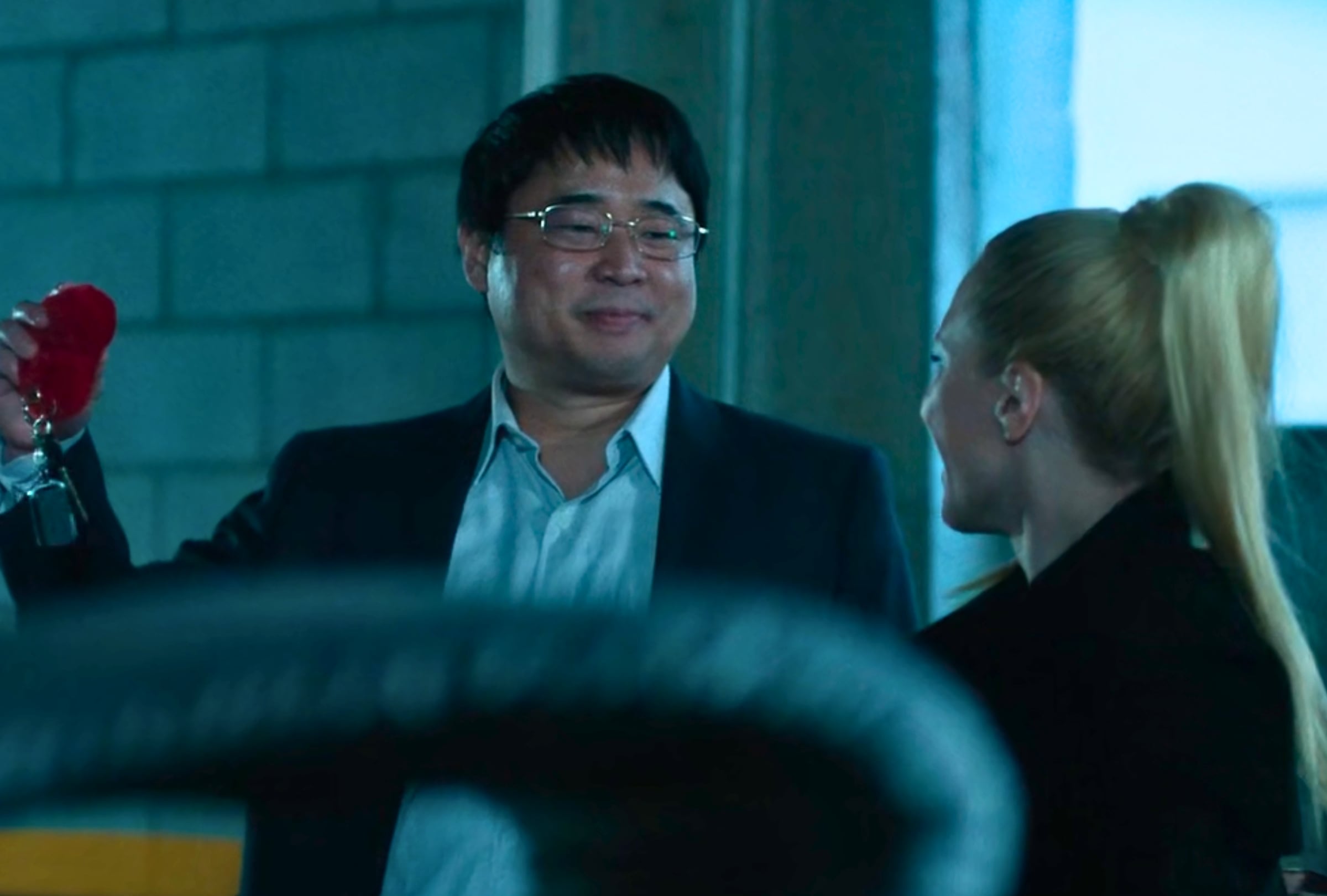 El actor brasileño Henrique Kimura como el empresario multimillonario Marcos Kitano Matsunaga en la película "Elize: Sombras de una mujer". Junto a él, la actriz Lorena Comparato, quien le da vida a Elize (Foto: Boutique Filmes / Netflix)