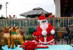 Papás Noel surfistas toman una playa de Florida por diversión y una buena causa