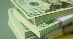 Dólar toca máximo del año por escalada en Irán y tensión electoral, ¿en qué conviene refugiarse?