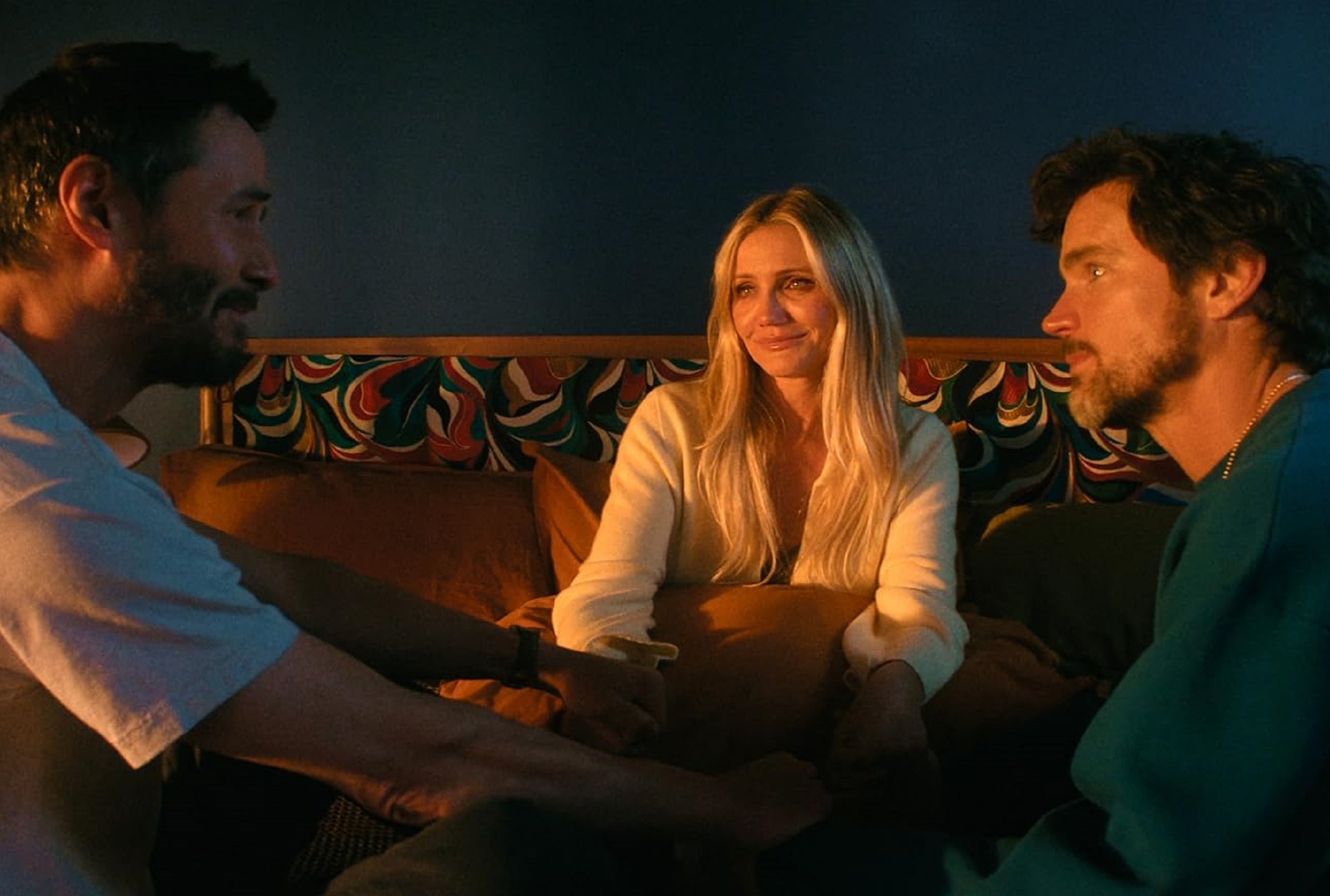 Keanu Reeves interpreta a Reef Hawk, Cameron Diaz interpreta a Kyle y Matt Bomer interpreta a Xander en la película "Outcome" (Foto: Apple TV)