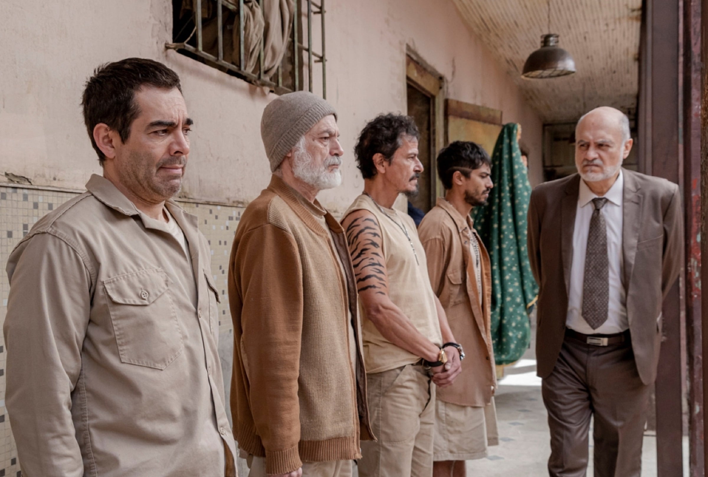 En la película mexicana "La celda de los milagros", Héctor (Omar Chaparro) recibe una condena injusta por presión del padre de la victima (Foto: Netflix)