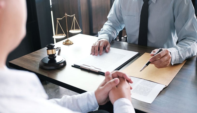 Antes de iniciar una acción legal, lo aconsejable es tratar de llegar a un entendimiento con el proveedor. Si ello no es posible, no queda otra opción que acudir a las autoridades. (Foto: Shutterstock)