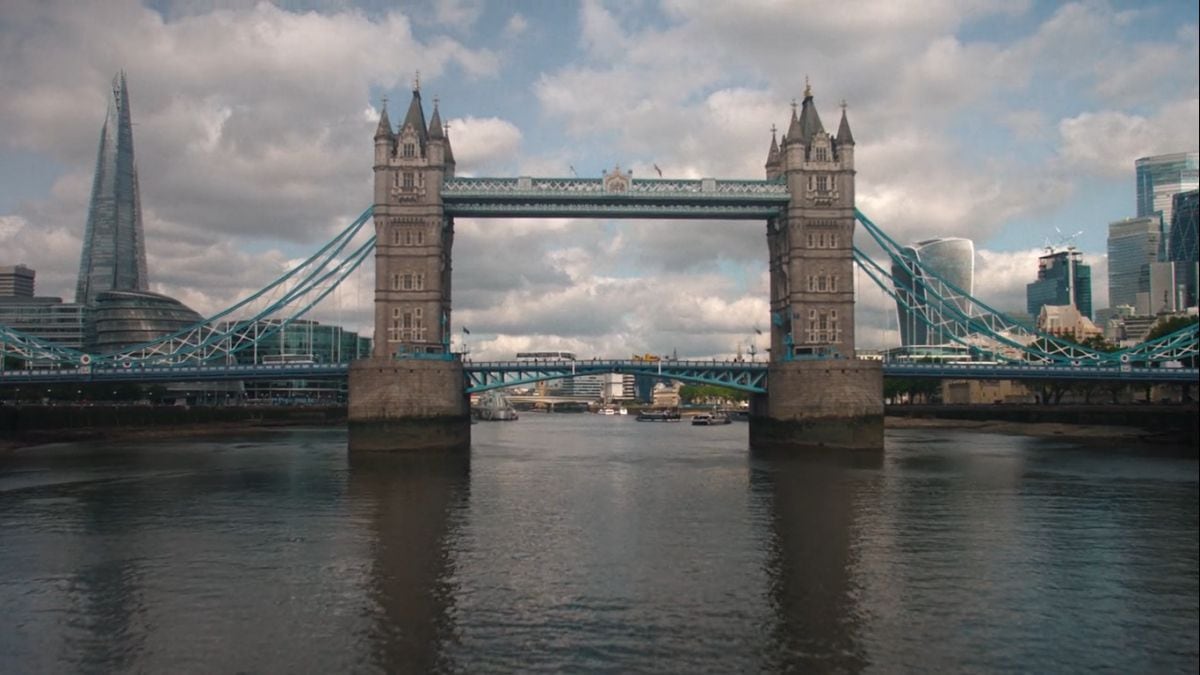 En "Too much", el Tower Bridge en Londres (Foto: Netflix)