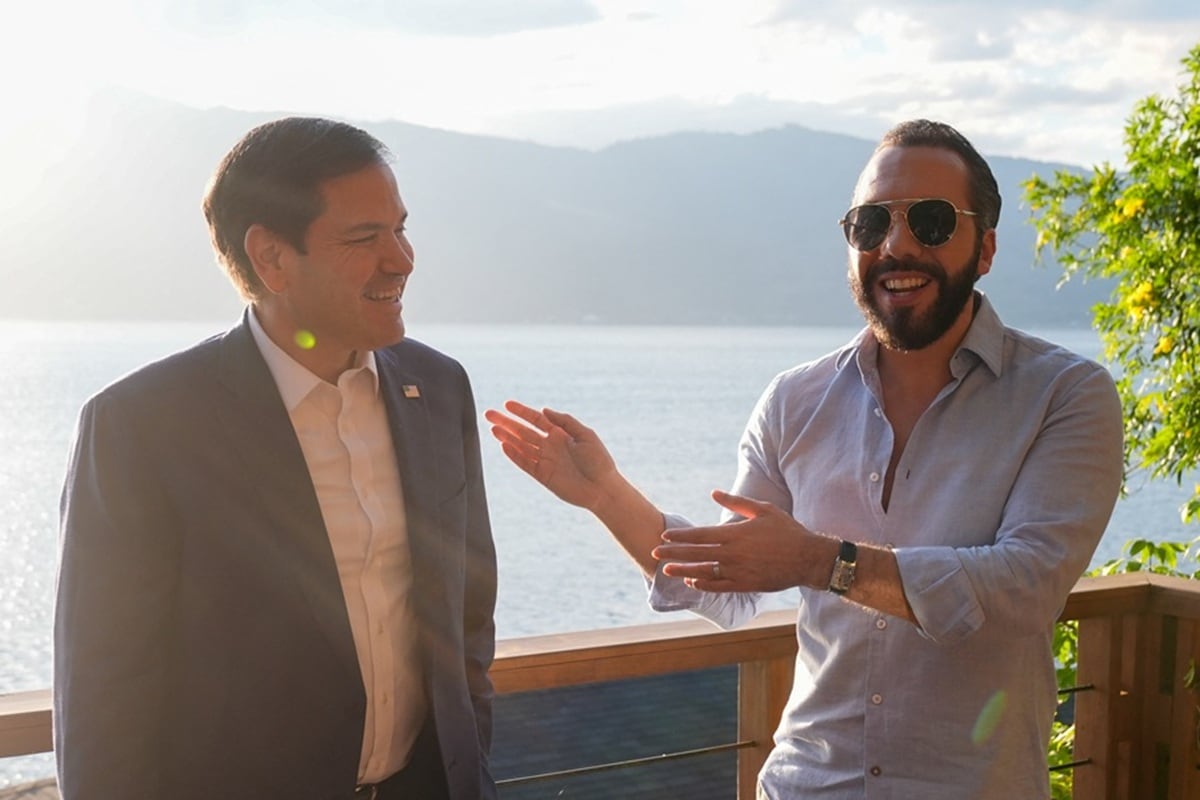 Rubio instó a Bukele a proteger la infraestructura de influencias extranjeras y a votar contra la resolución de Cuba en la ONU que pide el fin del embargo estadounidense. (Foto de Mark Schiefelbein / POOL / AFP)