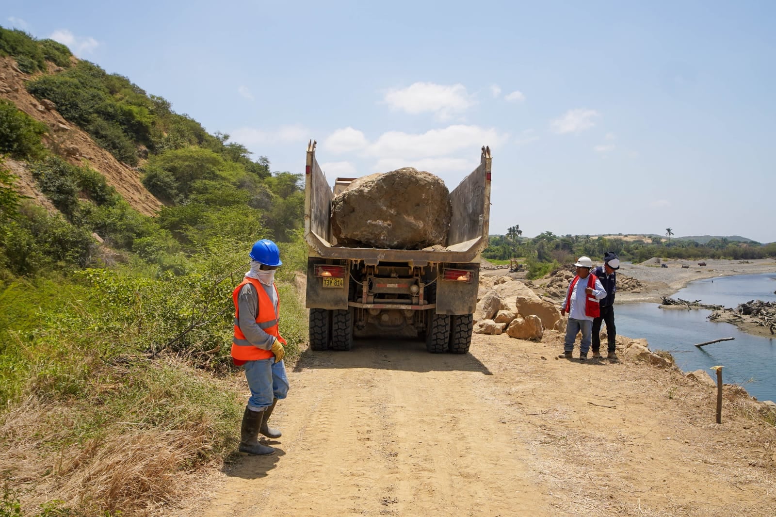 Manifestantes derribaron dique del Río Chira, como protesta. Foto: Difusión.