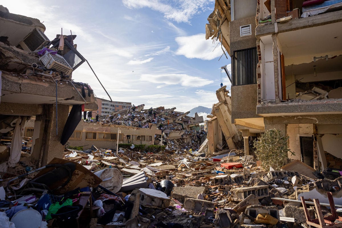Fotografía que muestra escombros de edificaciones destruidas en Catia La Mar, La Guaira (Venezuela). Foto: EFE/ Miguel Gutiérrez