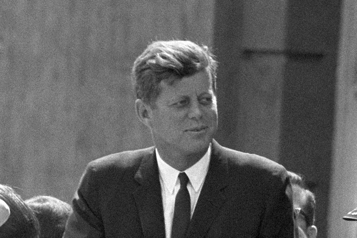 El entonces presidente de los Estados Unidos, John F. Kennedy, dando un discurso en el ayuntamiento de Schoeneberg, en la ciudad dividida de Berlín, el 26 de junio de 1963. (Foto de DPA / DPA / AFP)