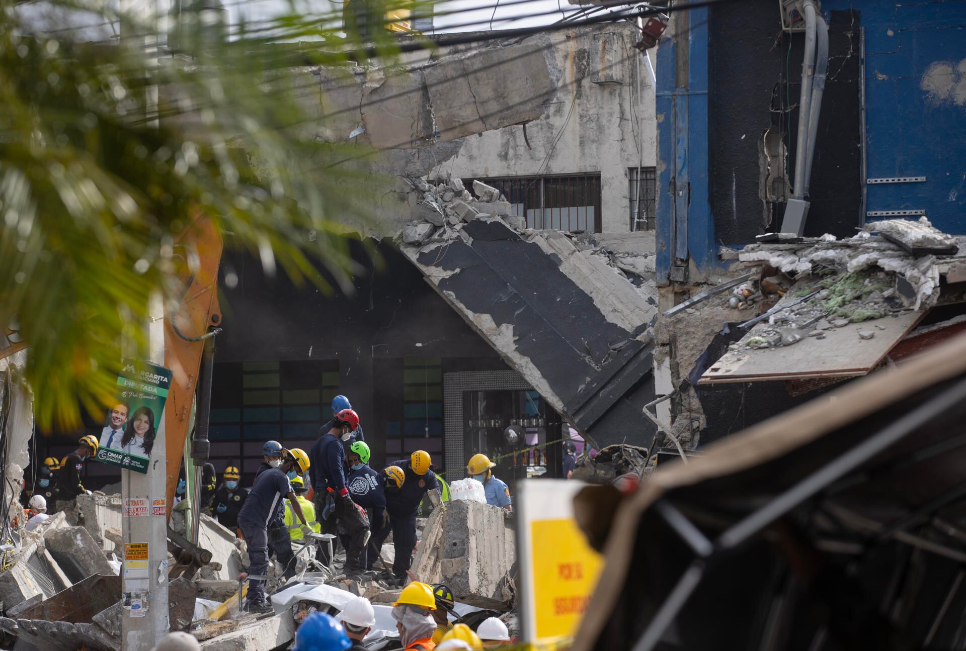Equipos de rescate trabajan en la búsqueda de víctimas al interior de la discoteca Jet Set en Santo Domingo, República Dominicana. (Foto: EFE)