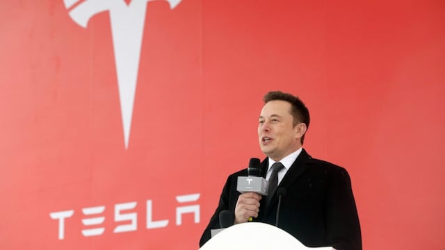Un ‘distraído’ Elon Musk preocupa a inversores de Tesla que vale la mitad que hace un año