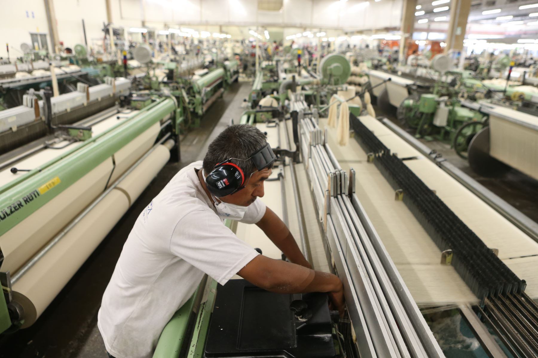 En mayo se generaron alrededor de 121 mil puestos de trabajo formales, pero la contratación sigue en rojo en tres sectores.