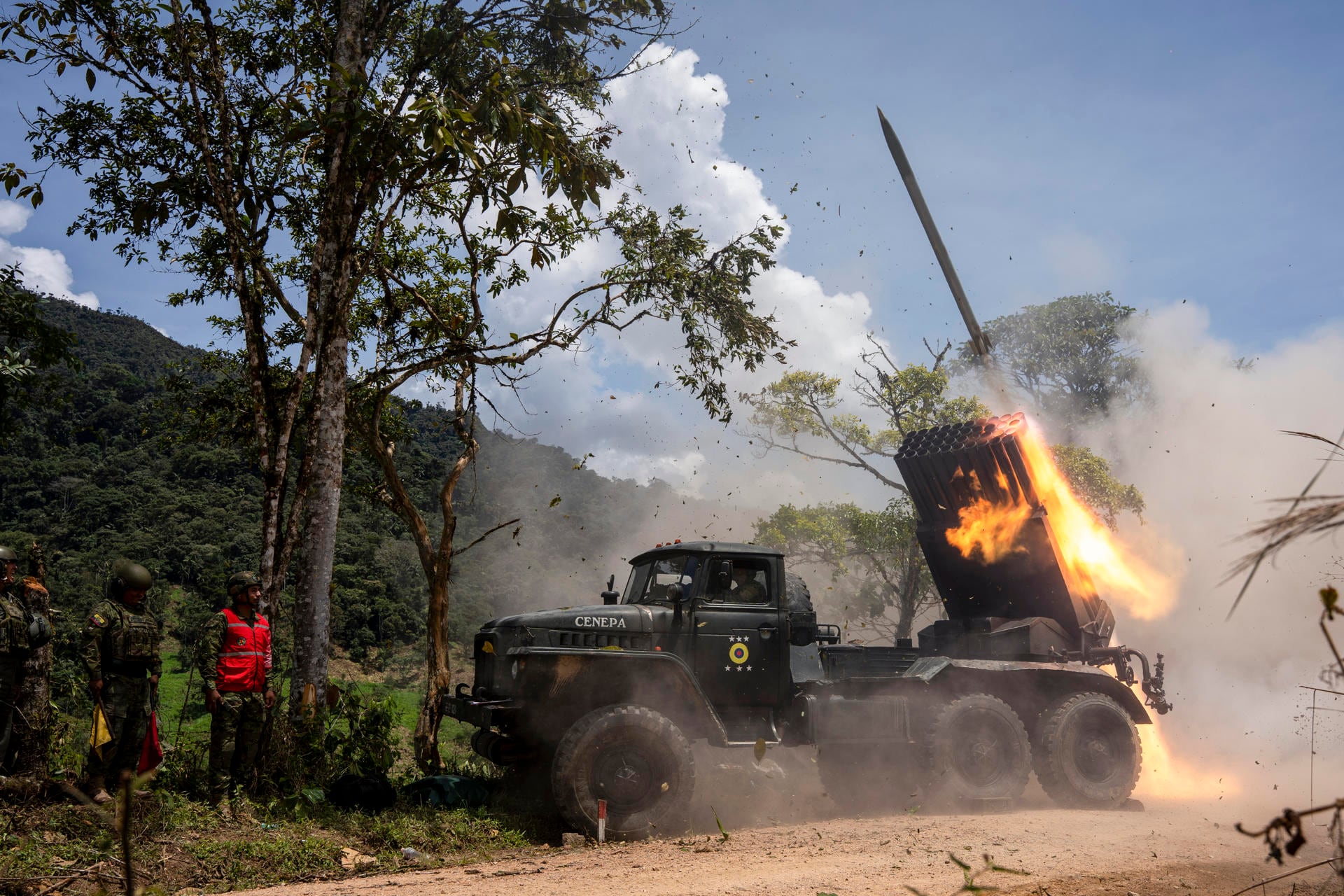 Militares de Ecuador participan en un operativo en el Parque Nacional Podocarpus, como parte de una ofensiva contra la minería ilegal. (EFE/ Mauricio Torres).