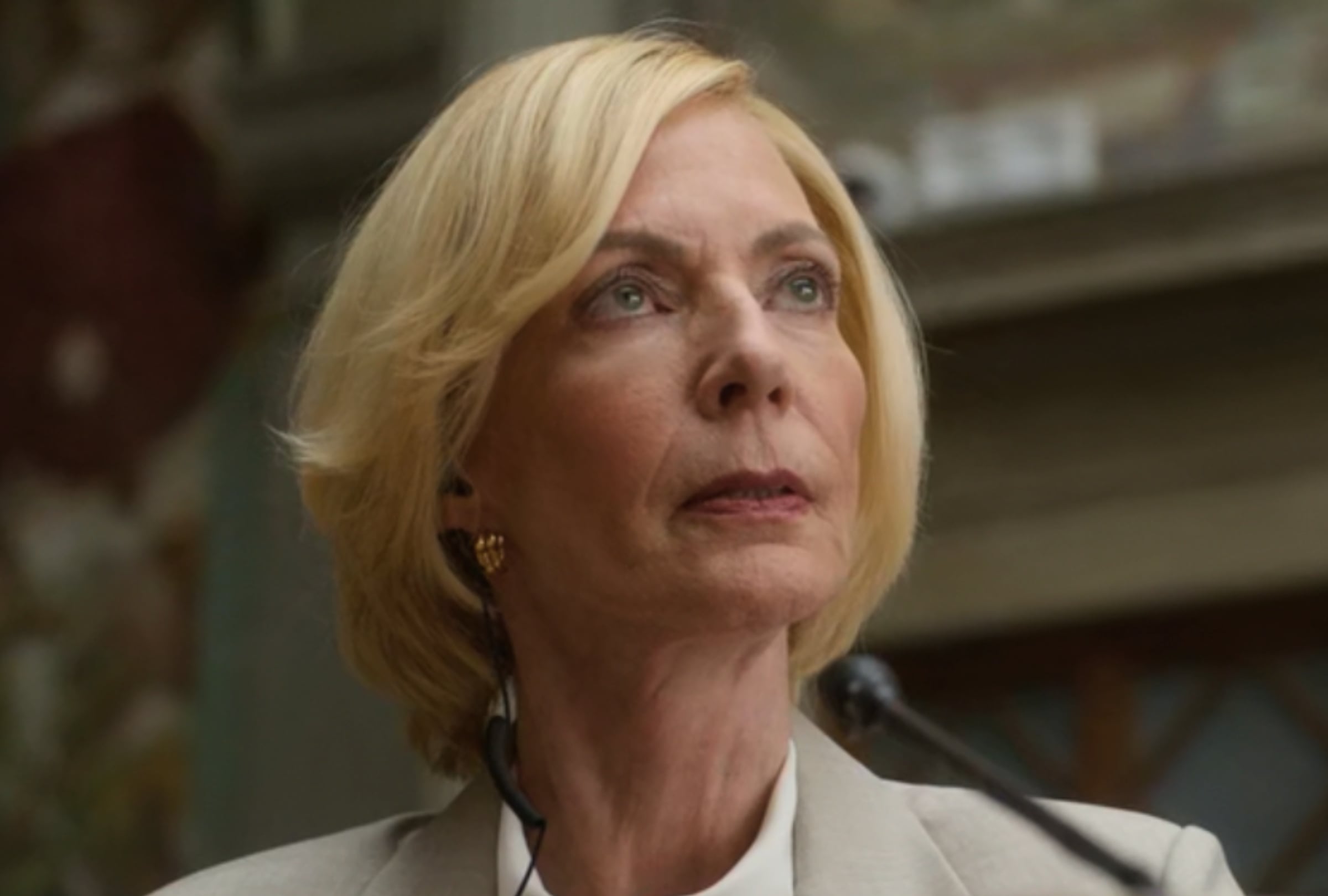 La presidenta Grace Penn, interpretada por Allison Janney, recibe el rechazo de sus trabajadores en el final de la temporada 4 de la serie "The Diplomat" (Foto: Netflix / Well Red Films)