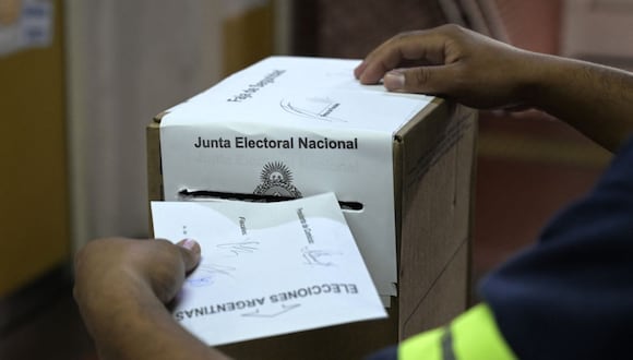 Un hombre emitió su voto en un colegio electoral durante las elecciones generales de Argentina en Buenos Aires el 27 de octubre de 2019 (Foto: Juan Mabromata / AFP)