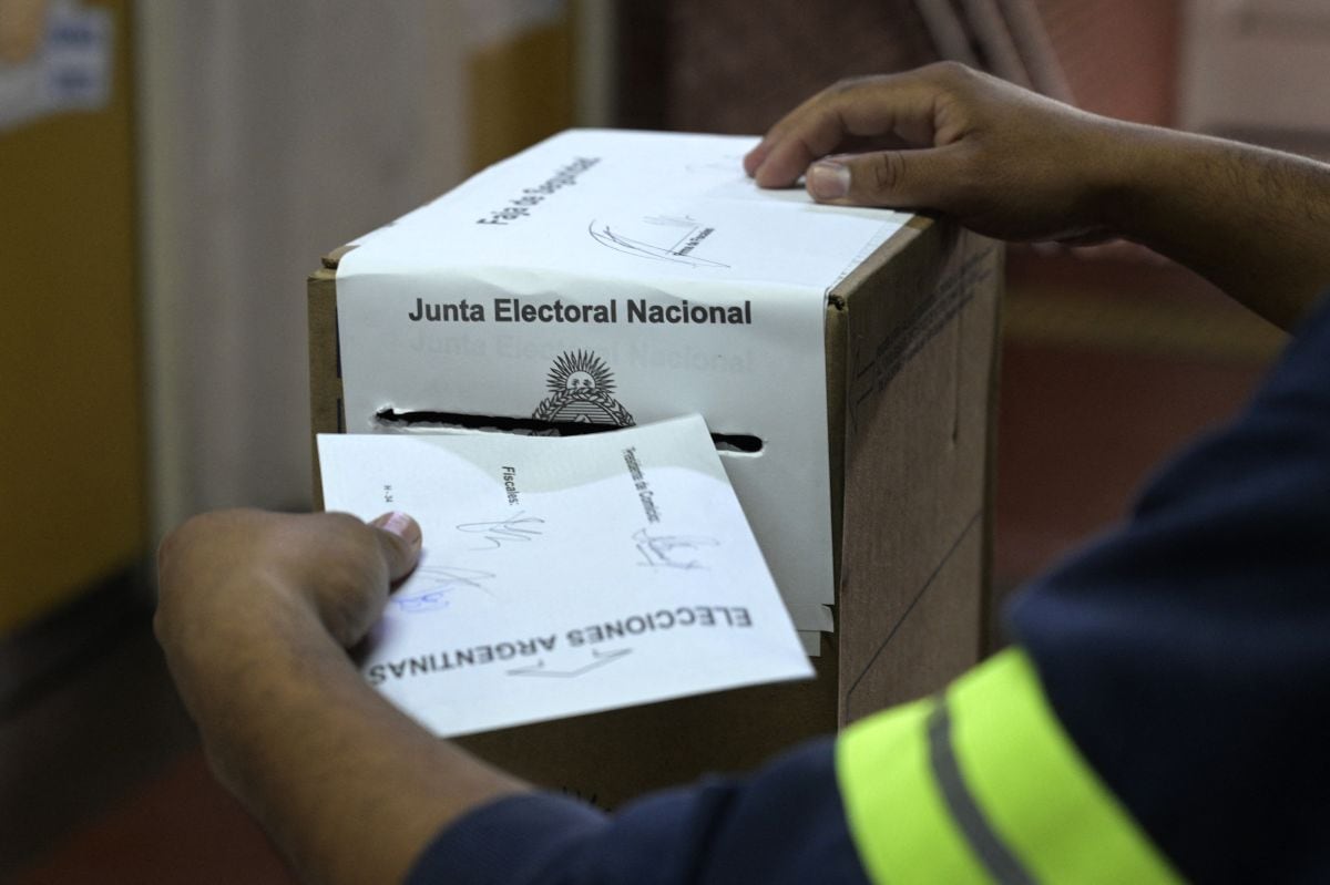 Un hombre emitió su voto en un colegio electoral durante las elecciones generales de Argentina en Buenos Aires el 27 de octubre de 2019 (Foto: Juan Mabromata / AFP)
