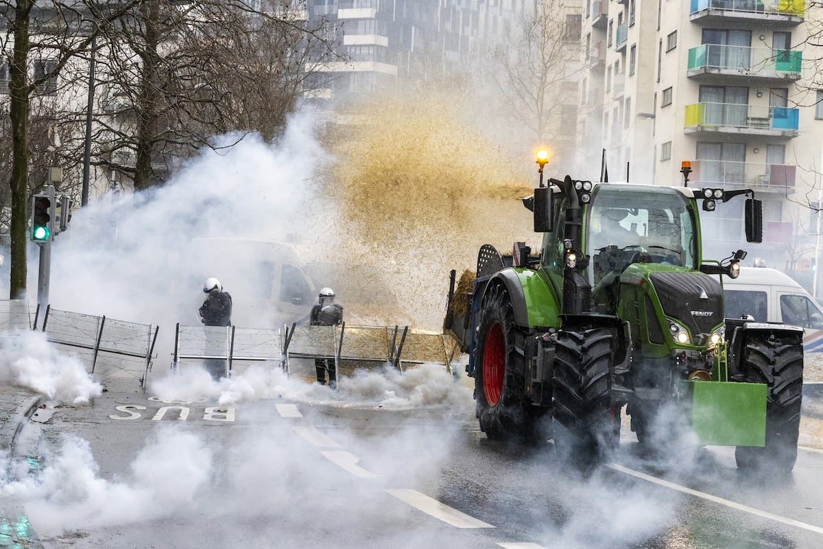 Protesta convocada por las organizaciones de agricultores "Federation Unie de Groupements d'Eleveurs et d'Agriculteurs" (FUGEA), Boerenforum y MAP, en respuesta al Consejo Europeo de Agricultura, en Bruselas. (Foto de NICOLAS MAETERLINCK / BELGA / AFP)