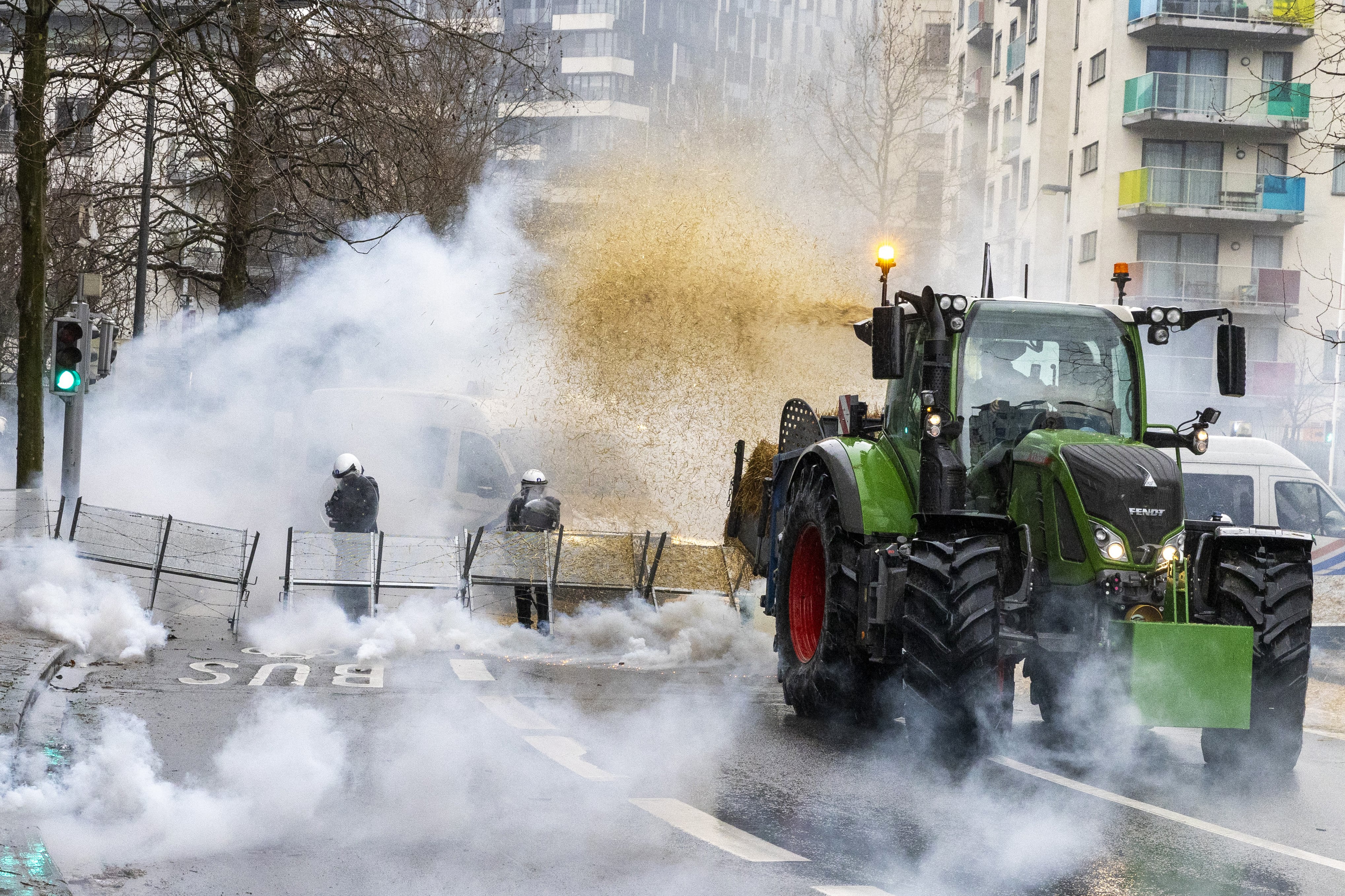 Protesta convocada por las organizaciones de agricultores "Federation Unie de Groupements d'Eleveurs et d'Agriculteurs" (FUGEA), Boerenforum y MAP, en respuesta al Consejo Europeo de Agricultura, en Bruselas. (Foto de NICOLAS MAETERLINCK / BELGA / AFP)