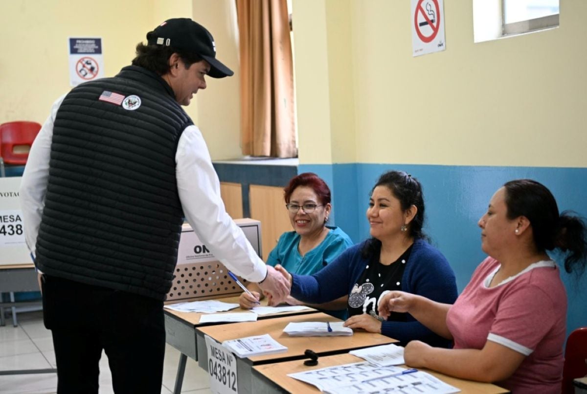 Embajador de EE.UU, Bernie Navarro, participa como observador internacional en segunda vuelta electoral. Foto: Embajador Navarro/ X.