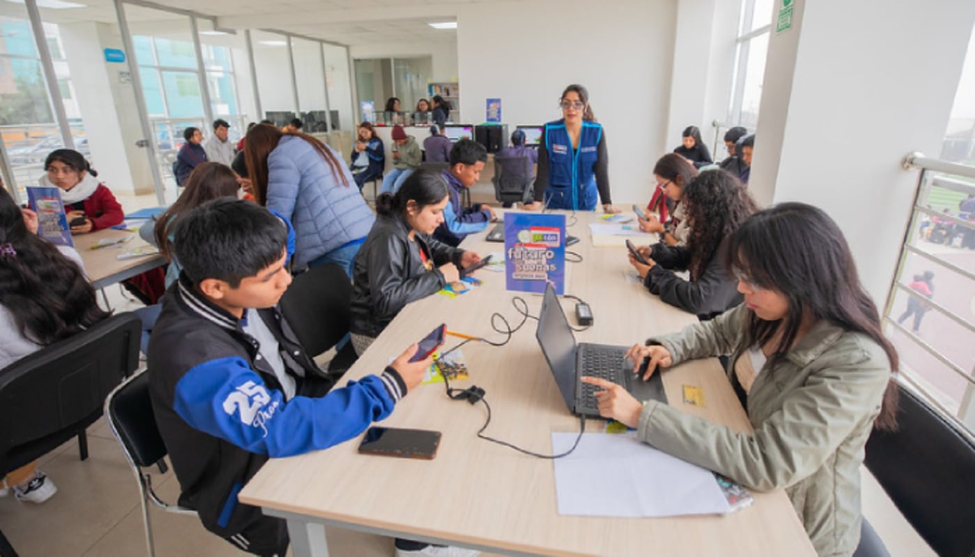 Se ha convocado a la ministra María Cuadros Espinoza para que informe sobre las alternativas de solución para atender aproximadamente a 20 mil alumnos becarios afectados (Fuente: Pronabec)