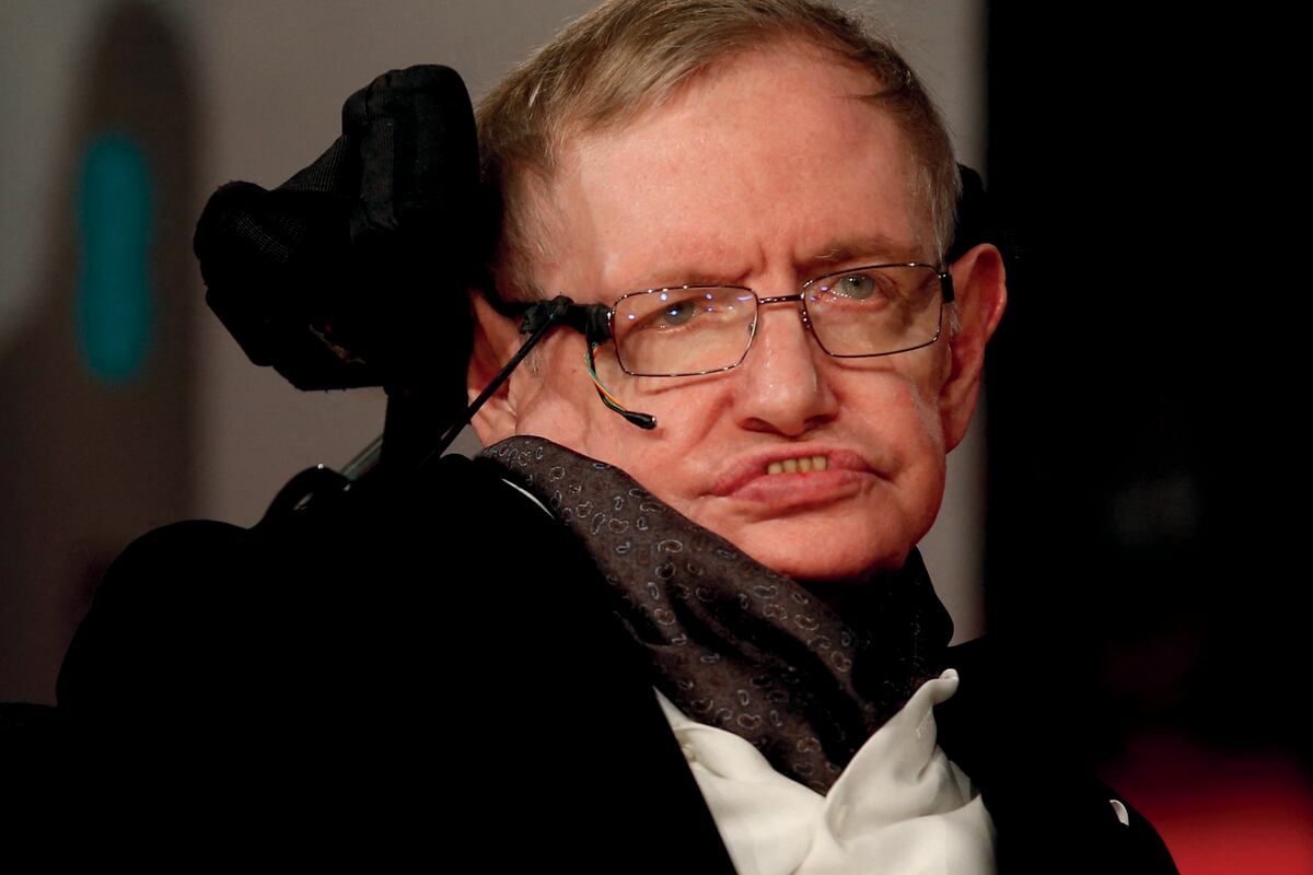 Stephen Hawking fue uno de los físicos más importantes de la era moderna. Aquí en la alfombra roja de los Premios Bafta (Foto: AFP)