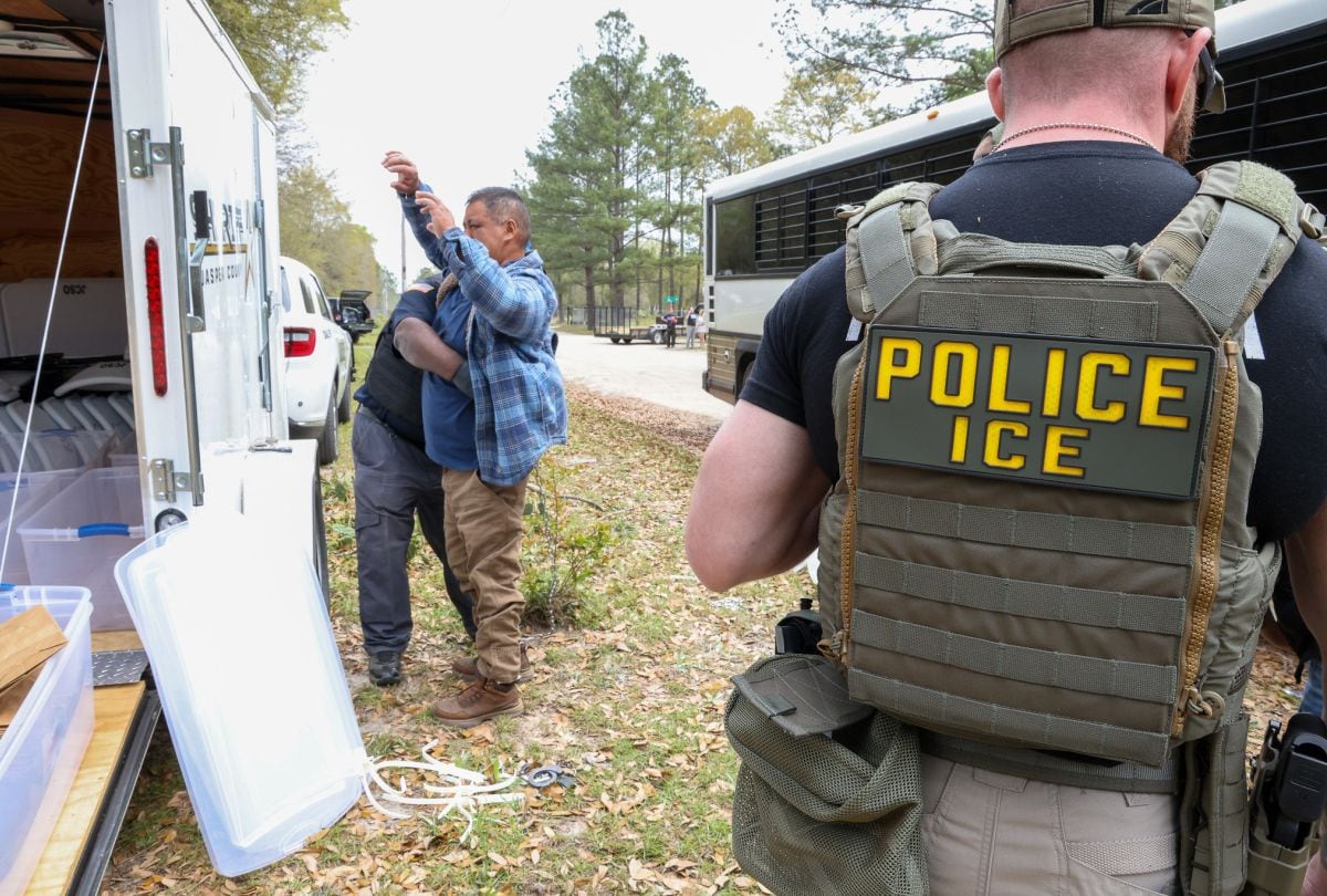 La nueva norma alcanza expresamente a las agencias federales, incluido ICE, y también impide utilizar fondos estatales para comprar estos dispositivos (Foto: ICE / Flickr)