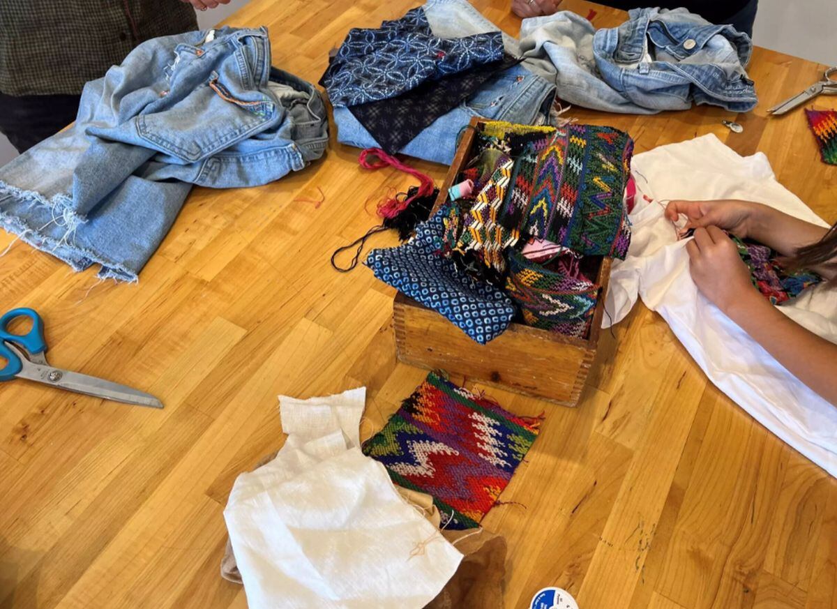 Materiales utilizados durante un taller de reparación de ropa en el barrio de Georgetown, en Washington, Estados Unidos. © Natalie WADE / AFP