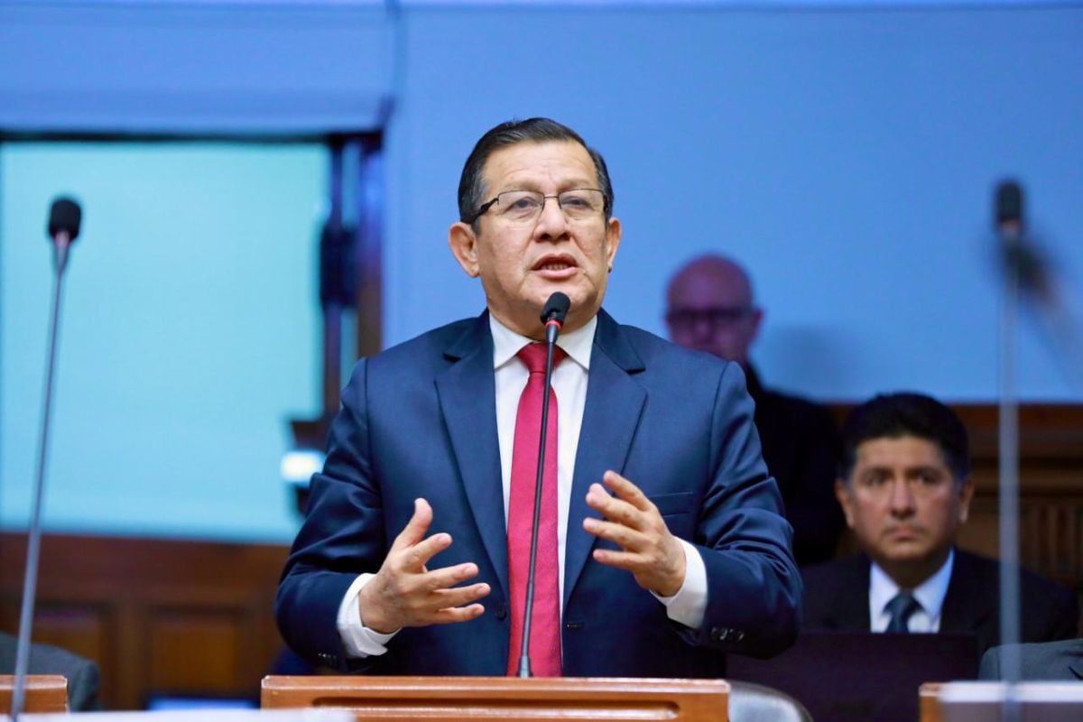 Eduardo Salhuana, vocero de APP, consideró que negar el voto de confianza al Gabinete Arroyo sería “una irresponsabilidad". Foto: Congreso.