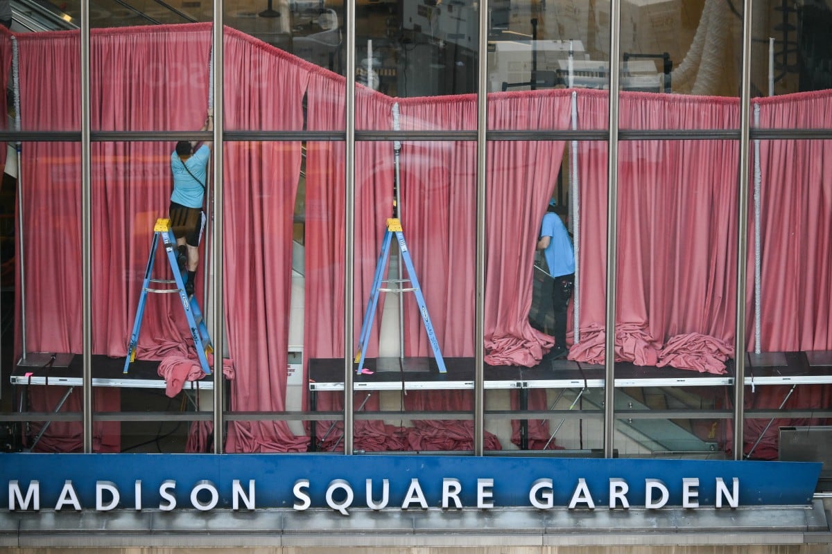 Unos trabajadores ajustan las cortinas en el interior del Madison Square Garden, el lugar donde, según se informa, se celebraron las bodas de la cantante pop Taylor Swift y el atleta profesional Travis Kelce, en la ciudad de Nueva York el 3 de julio de 2026. (Foto: ANGELA WEISS / AFP)