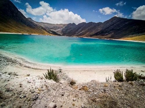 Construcción de qochas para preservar agua. Foto: Andina.