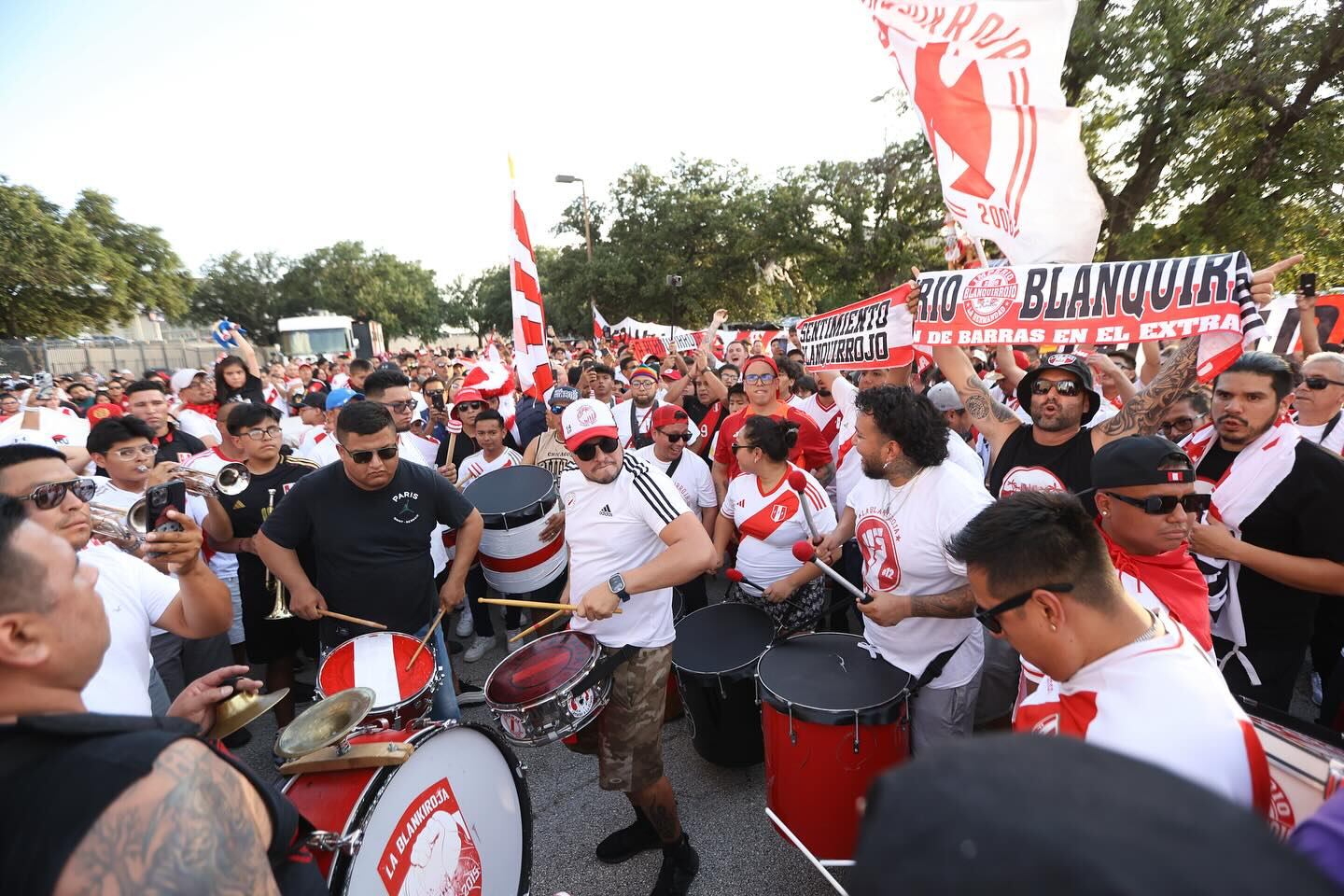Un 63% de varones y un 37% de mujeres se autodenominan hinchas del fútbol, identificándose con clubes como Alianza Lima, Universitario, Cristal, entre otros. (Foto: Olenka Schok).